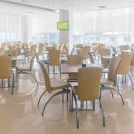 Whiz Hotel Cikini Джакарта Экстерьер фото