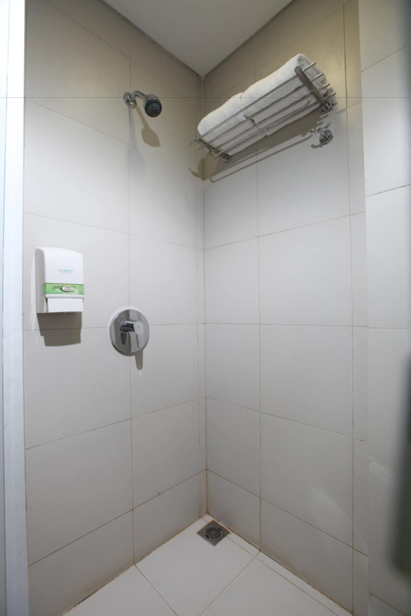Whiz Hotel Cikini Джакарта Экстерьер фото