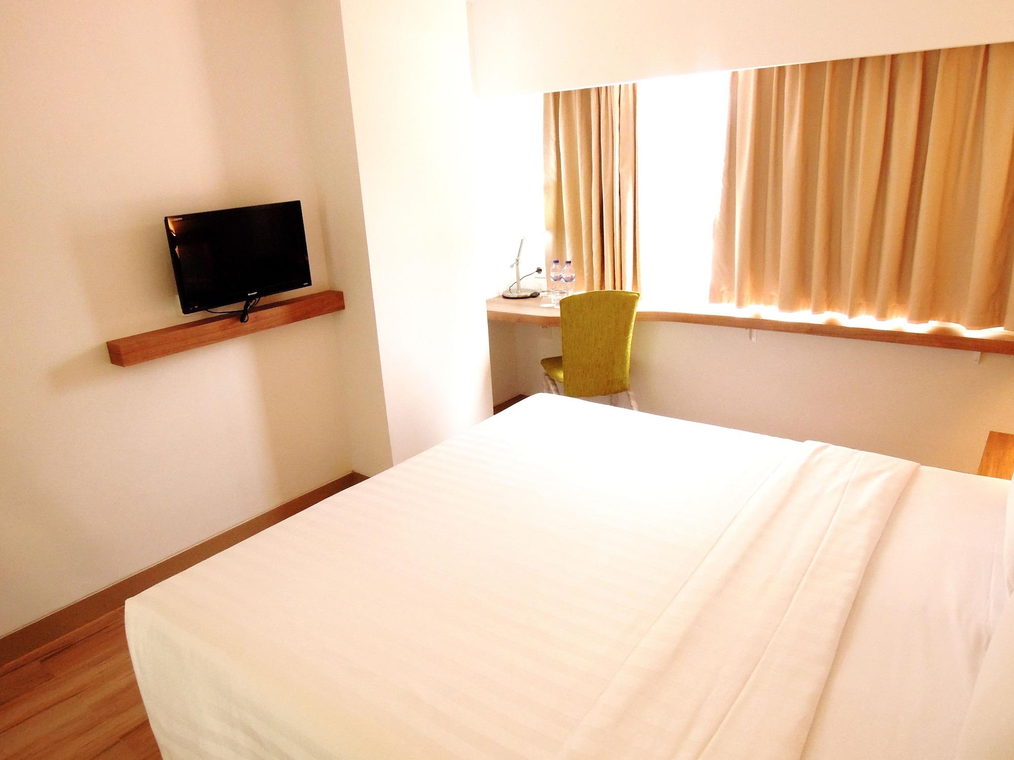 Whiz Hotel Cikini Джакарта Экстерьер фото