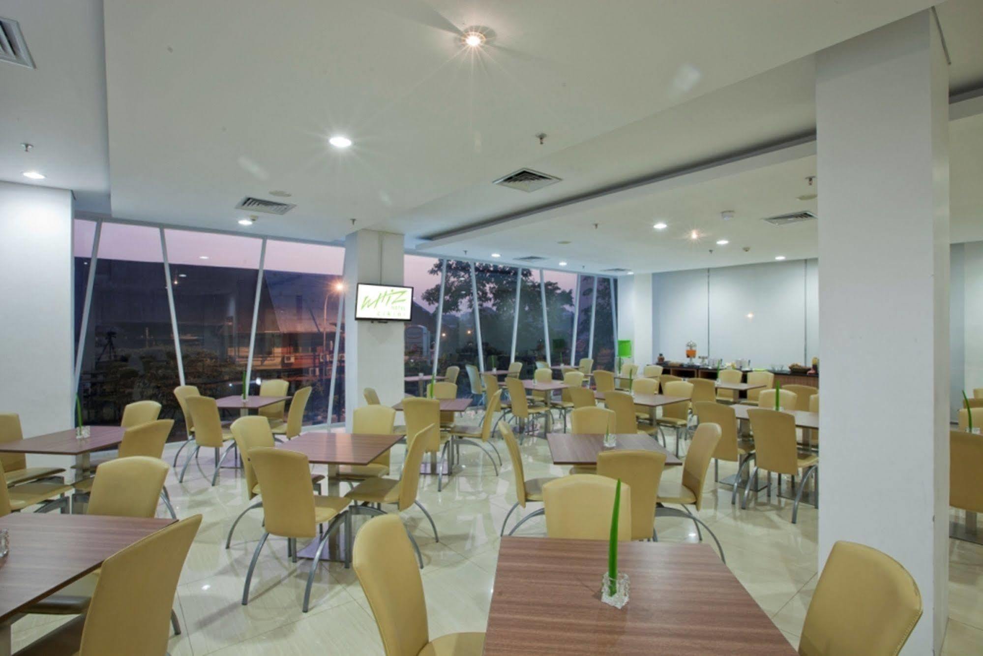 Whiz Hotel Cikini Джакарта Экстерьер фото