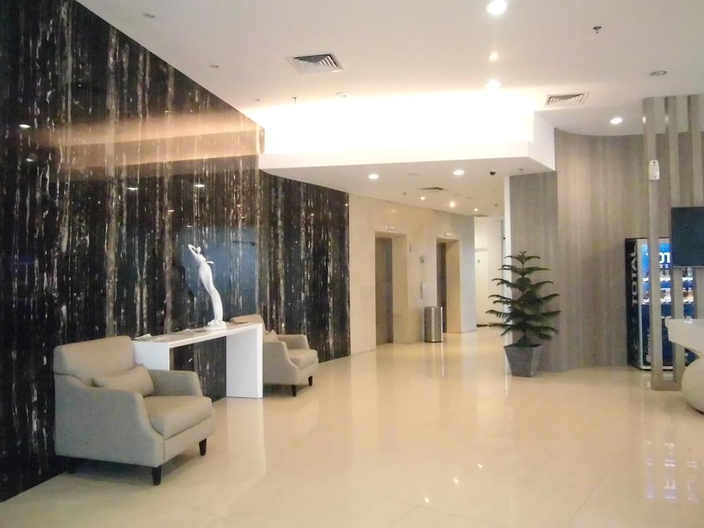 Whiz Hotel Cikini Джакарта Экстерьер фото