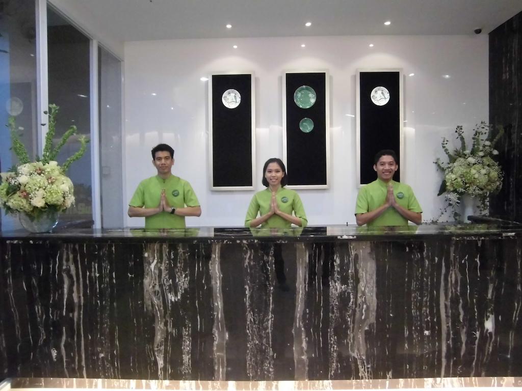 Whiz Hotel Cikini Джакарта Экстерьер фото